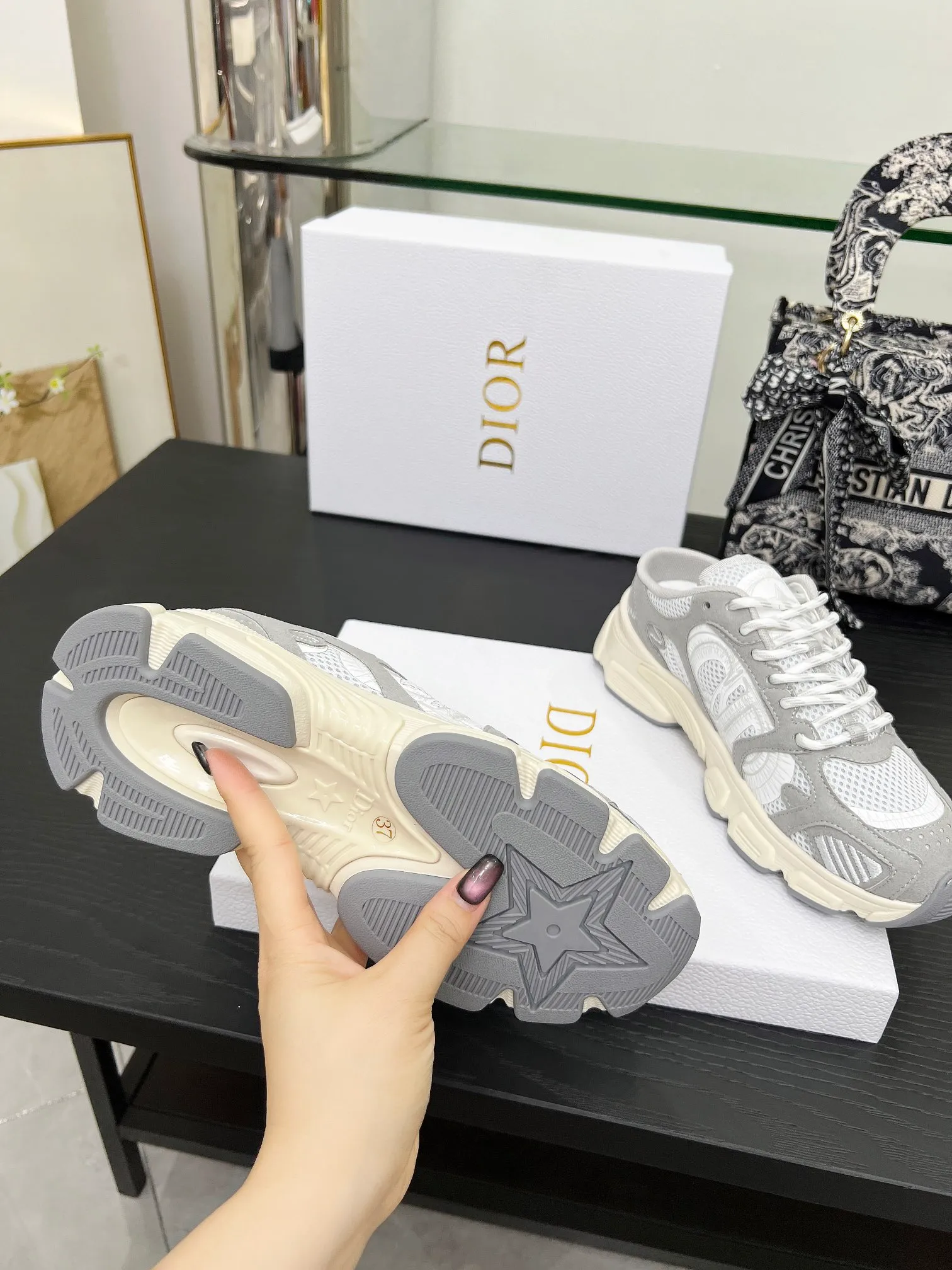 👟👟Ex-factory price 520👟👟 This Dior Chrono sports half slipper reinterprets running shoes with Dior's high-end style. Gray mesh fabric is paired with tonal suede calfskin panels, the CD logo on the side, the star patch on the tongue and the Dior logo on the heel, all in classic fine detail. Featuring two-tone laces and a lightweight sole with star graphics, they can be worn year-round. Size: Women’s size 35-41 (35/42 can be customized) Men’s size 40-46 (men’s version is being printed) Color: 12 colors available